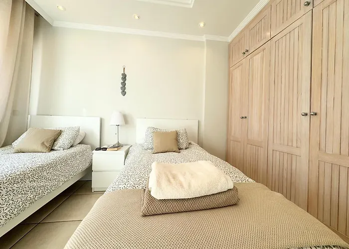 Villa Amorio A Spacious Modern Getaway With A Private Heated Pool & Sea Views Costa Adeje (Tenerife)