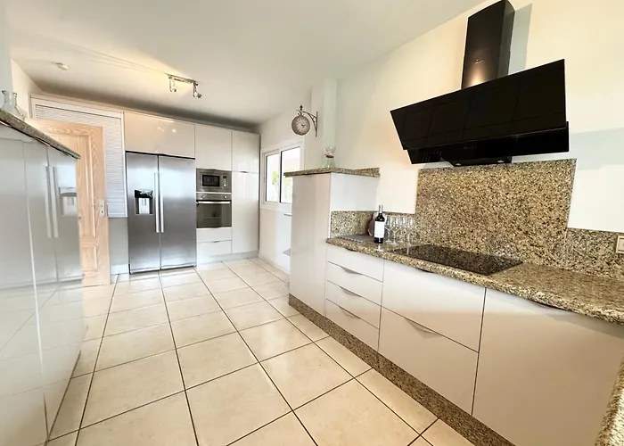 Amorio A Spacious Modern Getaway With A Private Heated Pool & Sea Views *