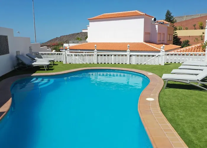 Villa Amorio A Spacious Modern Getaway With A Private Heated Pool & Sea Views *