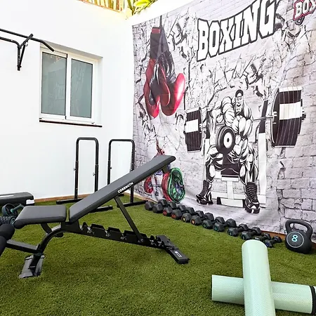 Amorio A Spacious Modern Getaway With A Private Heated Pool & Sea Views 빌라 아데제