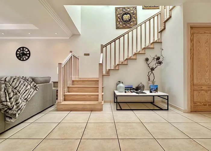 Amorio A Spacious Modern Getaway With A Private Heated Pool & Sea Views * אדחה