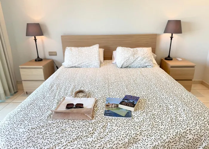 Amorio A Spacious Modern Getaway With A Private Heated Pool & Sea Views וילה