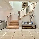 Amorio A Spacious Modern Getaway With A Private Heated Pool & Sea Views * Адехе