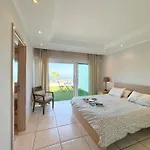 Amorio A Spacious Modern Getaway With A Private Heated Pool & Sea Views Вилла *
