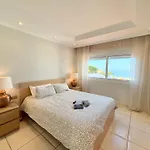 Amorio A Spacious Modern Getaway With A Private Heated Pool & Sea Views * Адехе