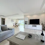 Amorio A Spacious Modern Getaway With A Private Heated Pool & Sea Views Адехе