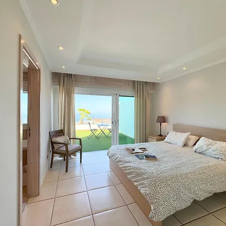 Amorio A Spacious Modern Getaway With A Private Heated Pool & Sea Views וילה *