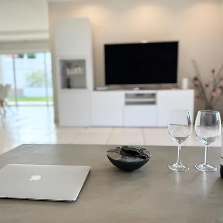 Amorio A Spacious Modern Getaway With A Private Heated Pool & Sea Views וילה אדחה