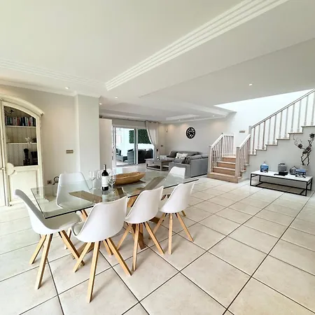 וילה Amorio A Spacious Modern Getaway With A Private Heated Pool & Sea Views אדחה