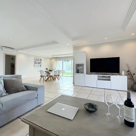 Amorio A Spacious Modern Getaway With A Private Heated Pool & Sea Views אדחה